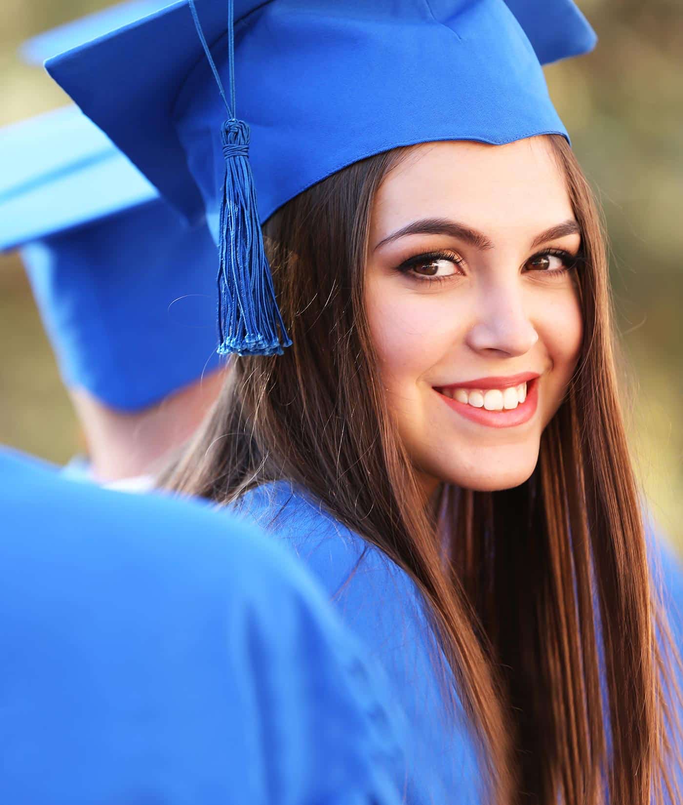 Mujer graduada sonriendo